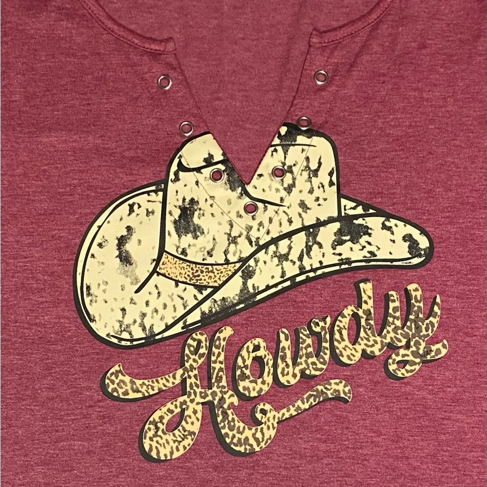 🐴Maroon 'Howdy' Graphic Tee - Picture 4 of 13